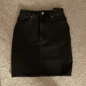 Svart jeanskjol från Monki - Snygg svart jeanskjol från Monki i väldigt fint skick, endast använd 1-2 gånger. Hör av er vid frågor 💕
