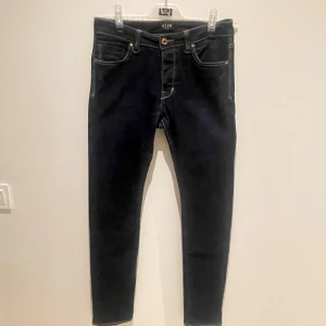 Mörkblåa jeans från Neuw! - Snygga mörkblåa jeans från Neuw i modellen Iggy Skinny | De har klassisk femficksdesign och en knappgylf | Perfekta för en stilren look. Inprincip i nyskick, endast tvättade en gång | Inga defekter | Nypris: 999kr | mitt pris: 299kr | Skriv vid minsta lilla fundering💌