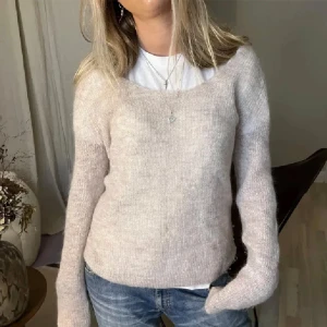 Beige stickad tröja - beige stickad tröja i storlek S, köpt här på plick (bilderna från tidigare ägare)