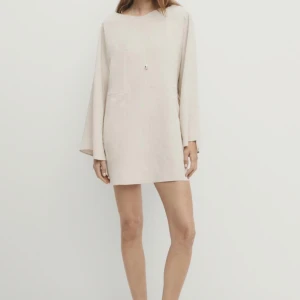 Oanvänd Massimo Dutti klänning med vida ärmar - Oanvänd Massimo Dutti klänning klänning med vida ärmar och en minimalistisk design. Nypris: 1200:- säljer för 600:-