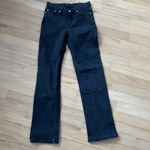 Svarta jeans från Weekday - Snygga svarta jeans från Weekday i modellen Twig. De har en klassisk femficksdesign och är tillverkade i ett stretchigt material för extra komfort. Perfekta för en stilren look.