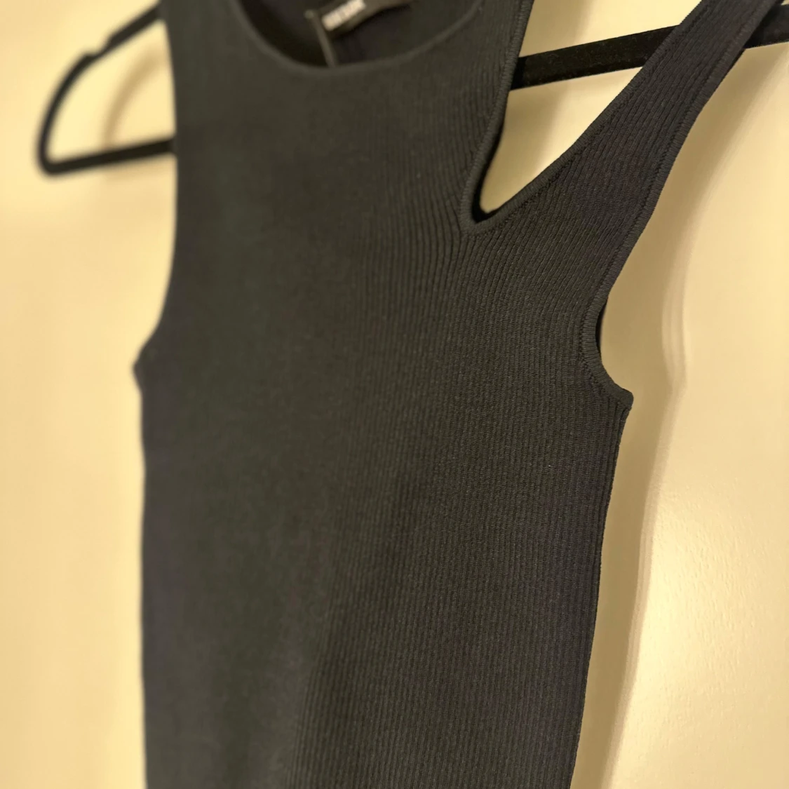 Svart ribbad linnetopp från BikBok - 90