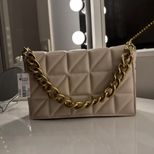 Handväska/ axelväska - Helt ny väska. Köptes för 399:- mitt pris 100:- vid frågor kontakta mig 🫶🏽