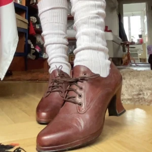 Bruna snörade vintage klackskor - Bruna vintage klackskor med snörning i en klassisk design med rundad tå. Tillverkade i skinn.  Klackhöjd: 6cm