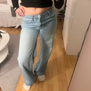 Ljusblå jeans från Weekday - Hej!💗 Säljer ett par ljusblå, vida jeans från Weekday. De har en avslappnad passform med raka ben och mid-waist design. Perfekta för våren! Storlek 27, något långa för mig och jag är 165cm. Inga defekter, kom gärna med prisförslag!✨