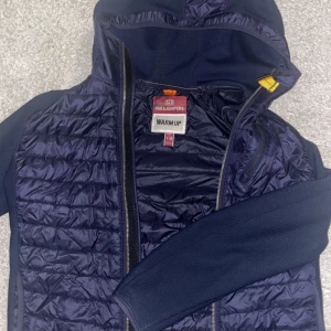 Mörkblå jacka från Parajumpers - Säljer en mörkblå jacka från Parajumpers med huva och dragkedja. PRIS GÅR ATT DISKUTERAS!