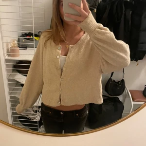 Söt kofta - Sååå söt stickad kofta! Färgen är lite ljusbeige o en aning ljusrosa. Passar till typ allt!!!🥰🥰🥰 