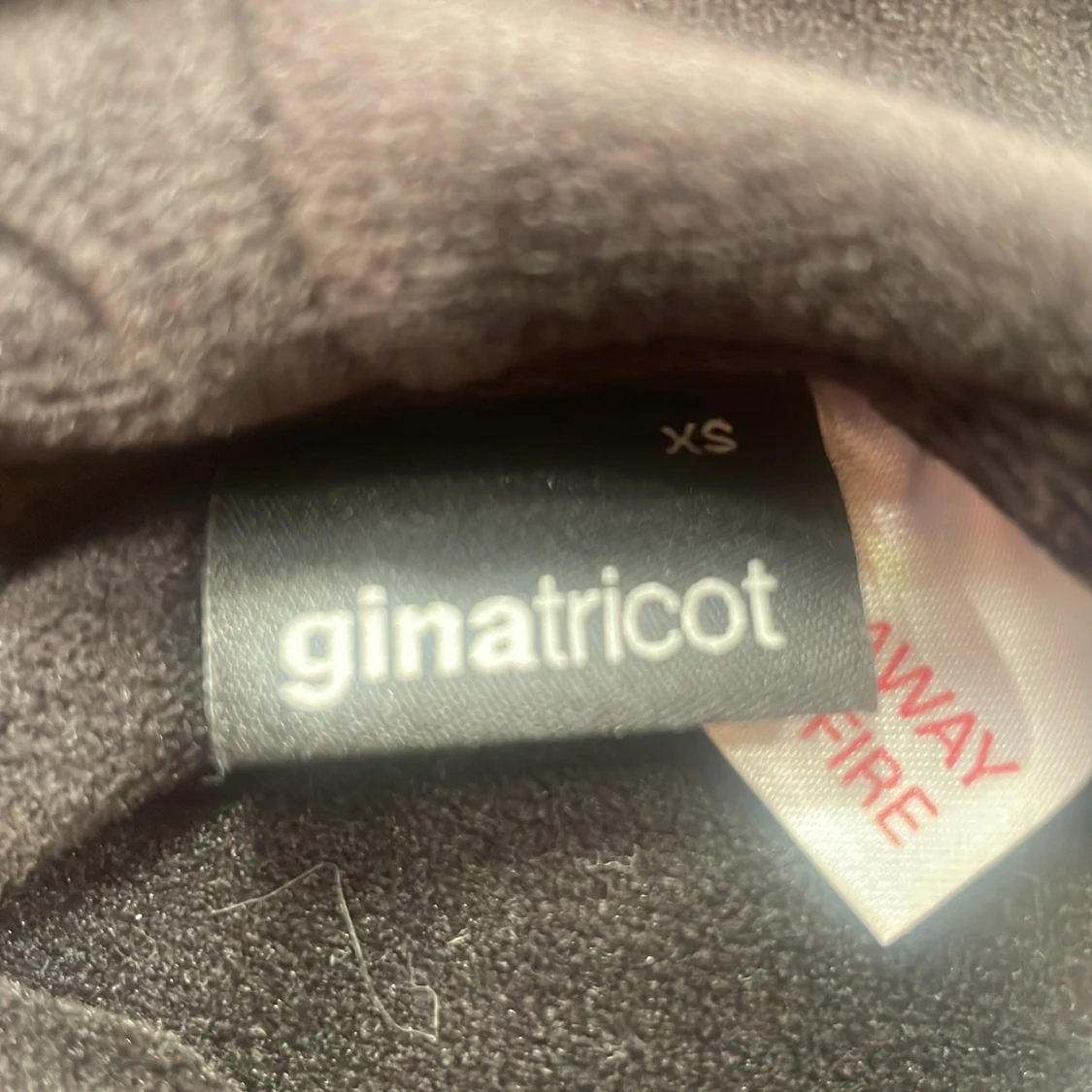 Svart dragkjedströja från Gina Tricot - 90