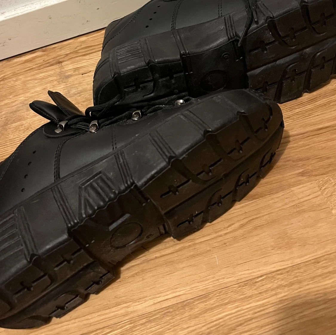 Svarta boots med dödskalle-detaljer - 92