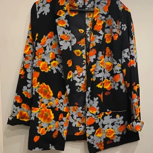 Tunn blazer/kavaj - Köpt på Primark. Öppen (utan knapp att stänga med), med fickor 