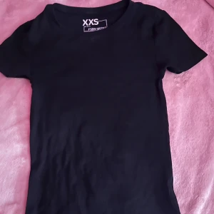 Svart t-shirt  - Svart t shirt i stl Xxs, perfekt basic plagg man behöver. 💕