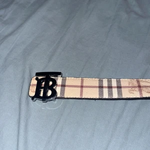 Burberry bälte  - Nytt burberry bälte säljer för används inte helt nytt använt typ Max 10 gånger pris kan diskuteras går att ändra mellan beige och svart kom bud jag har ett pris i mitt huve den som gissar rätt på priset får köpa för de 