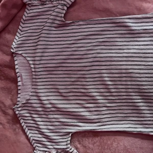 Randig topp från VILA - Säljer en randig topp från VILA i svart och vit. Säljer pga att den inte kommer till användning längre. Jätte bra skick stl XS. Hör av er vid frågor 💕💕
