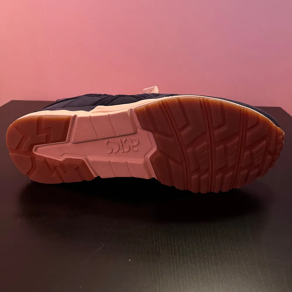 Snygga ASICS Gel-Lyte V sneakers i färgen Peacoat. Skorna har en mörkblå nyans med ljusa snören och en bekväm gummisula. Perfekta för en stilren och sportig look.. Kengät.