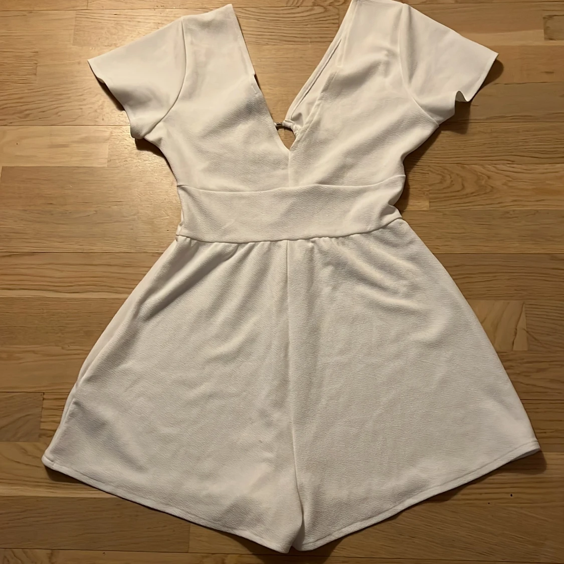 Vit kort jumpsuit från H&M - 90