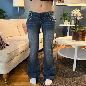 Lågmidjade bootcut jeans  - De perfekta lågmidjade jeansen!!! Långa och med coola detaljer bak 💖