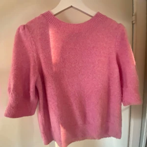 Rosa tröja  - Säljer min superfina tröja som tyvärr inte kommer till andvänding!! 🌟 