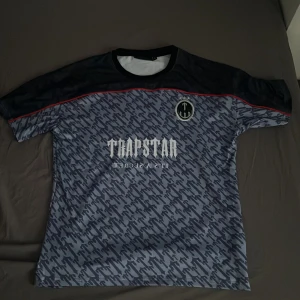 Trapstar T-Shirt - Snygg fotbollströja från Trapstar med ett unikt mönster i grått och svart. Aldrig använd påse tillkommer! Storlek S. Sitter lite oversized!