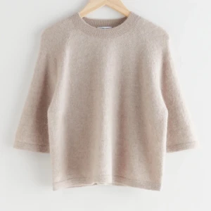 Blå tröja från & other stories  - Säljer denna blåa stickade T-shirt från & other stories, använd några gånger men säljs nu för att den inte kommer till användning längre 