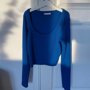 Blå ribbad tröja från Zalando  - Snygg blå ribbad tröja från Zalando med långärmad design och rund halsringning. Perfekt för en stilren look. Väldigt fin färg. Köpt för 179kr och mitt pris är 99kr. Knappast använd. För fler frågor och bilder skriv privat🥰💙
