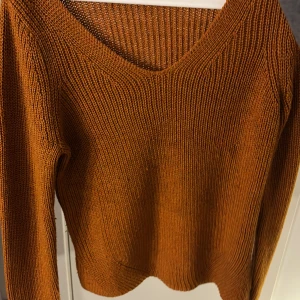 Brun stickad tröja från Vila - Säljer en mysig brun stickad tröja från Vila i storlek XS. Tröjan har en v-ringad hals och långa ärmar, perfekt för kyliga dagar. Den är tillverkad i ett mjukt material som ger en skön känsla.