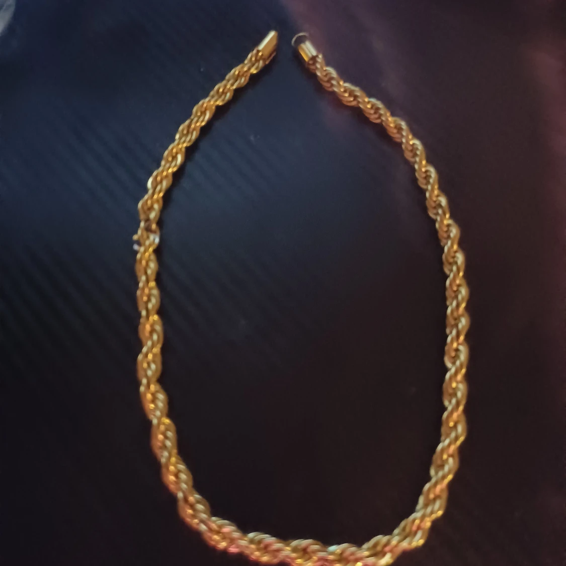 Guldigt flätat halsband