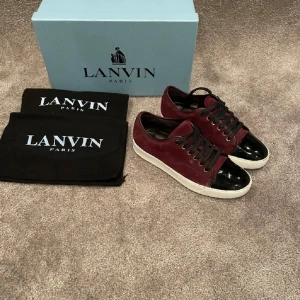 Lanvin sneakers  - Snygga vinröda Lanvins i bra skick, uk6 och passar srunt storlek 41. dustbagd medföljer box går möjligtvis att lösa. Det är bara att höra av sig vid frågor eller funderingar! Jag kan byta dem mot andra skor stl 40-41 men säljer helst. Passar perfekt nu när varmare tider  allt kommer närmare och närmare . Men är faktiskt rätt bra vinter skor då dem håller värmen väldigt bra