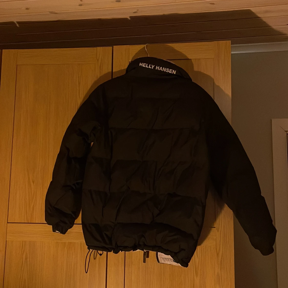 Beige och svart pufferjacka från Helly Hansen - 92