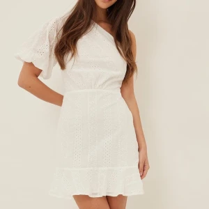 Vit klänning oneshoulder  - Vit klänning som är oneshoulder och har volant nedantill. Perfekt för så som studenten eller midsommar. Använd en gång. Storlek S, jag är en XS/S.