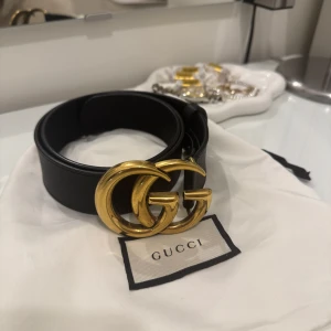 Gucci bälte - Säljer mitt gucci skärp som är helt nytt. Använd kanske 3 gånger och är hel och fin som köpt ur butik. Storlek 75,  tjocklek 4cm. Köptes i Milano i Italien, kvitto, dustbag & låda kommer med. Ordinarie pris 5500kr.