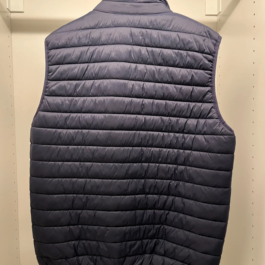 Mörkblå quiltad väst från Zara - 90