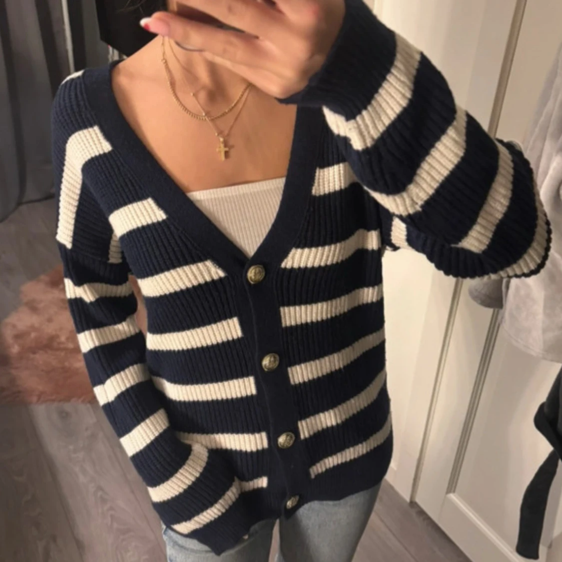 Finstickad Randig Kofta Med Guldknappar