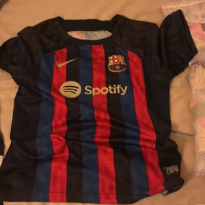FC Barcelona fotbollströja - Säljer en officiell FC Barcelona fotbollströja. Pris går att diskutera. 