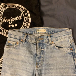 Low waist jeans  - Low waist jeans bootcut från Gina tricot i strlk 32. Mycket bra skick utan skador eller defekter, använda ett fåtal gånger. 