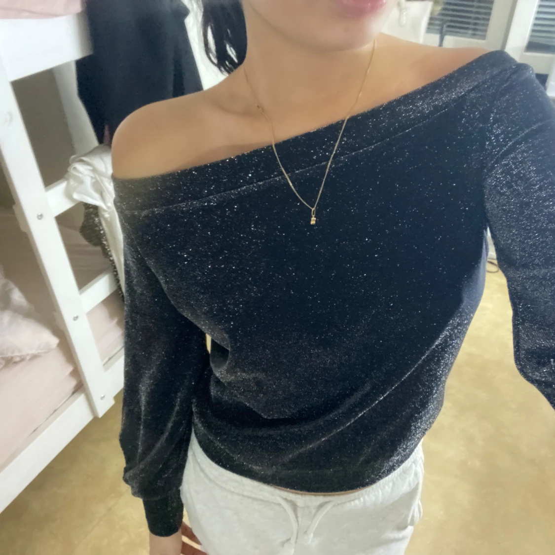 Svart glittrig offshoulder tröja