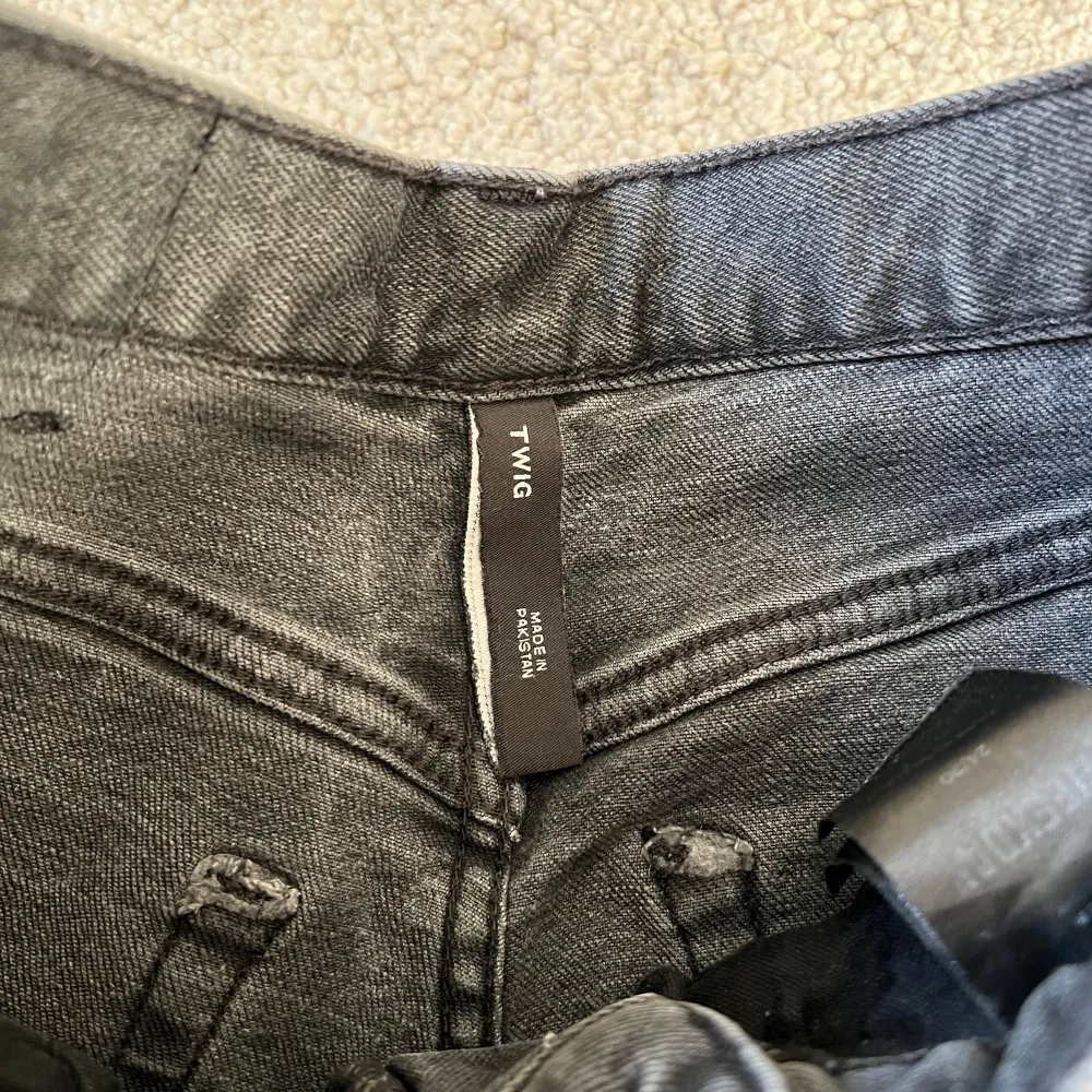 Snygga grå jeans från Weekday med en klassisk design. De har en rak passform och är perfekta för en avslappnad stil. Jeansen har en traditionell femficksmodell och är tillverkade i ett slitstarkt material. 24x30. Farkut & Housut.
