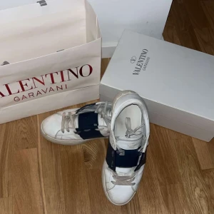 Valentino Opens - Säljer ett par eftertraktade Valentino Opens😍 Marinblå color way och dojorna är perfekta för vardag eller fest!💙 🎈Skicket är nästintill perfekt, tvättade nu kolla andra bilderna! Strl 45. 