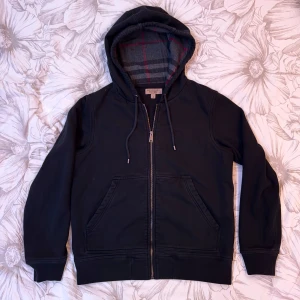 Burberry zip hoodie - Fin kofta från Burberry i nyskick. Storlek S.