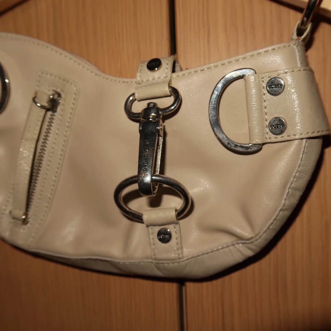 Beige axelväska med detaljer - 90