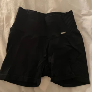 Svarta shorts från Aim'n - Snygga svarta shorts från Aim'n, använd ca 2 gånger så som nyskick😊