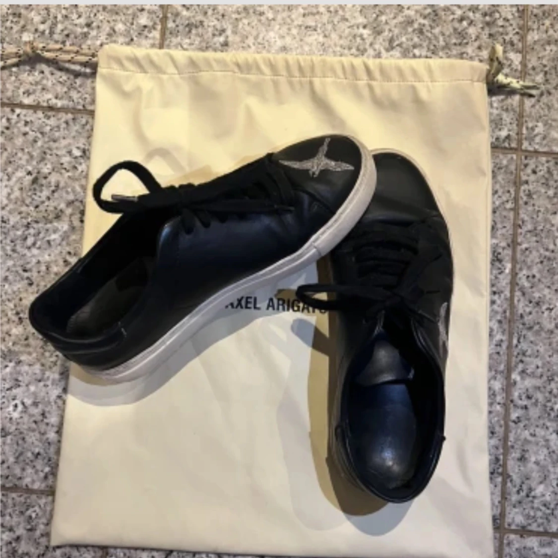 Svarta sneakers från Axel Arigato