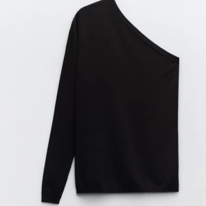 Svart tröja från Zara - Säljer en stilren svart tröja från Zara. Tröjan har en enkel design med långa ärmar och är perfekt för en minimalistisk look. Passar bra till både jeans och kjol. Liknar den andra populära tröja från Zara
