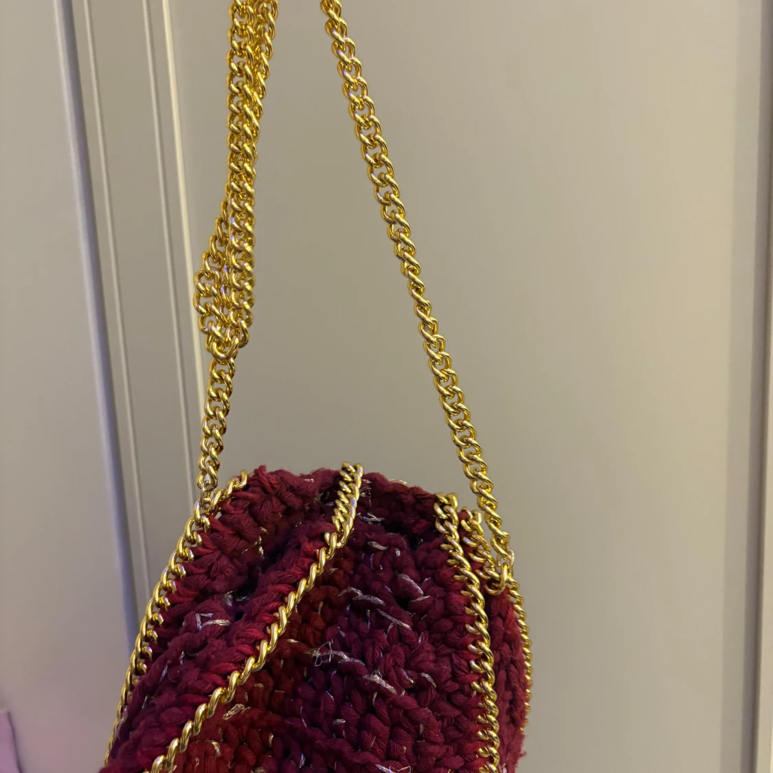 Vinröd stickad axelväska med guldkedja - 90