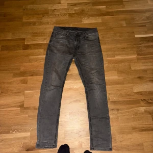 Nudie jeans - Säljer mina nudie jeans som inte använd längre, storlek 32/32. Jeansen är i väldigt bra skick utan några defekter.