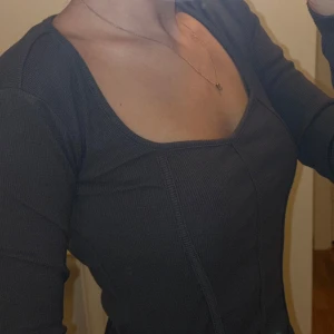 Nelly långärmad topp  - Långärmad mörk grå topp från Nelly, storlek XS använts 2 gånger. 