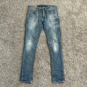 Dondup Jeans - Tjena! Säljer nu mina snygga Jeans ifrån Dondup. Modellen är George! Skicket på jeansen är 8/10. Jeansen är i storlek 31. Endast jeansen medföljer. Vid fler frågor/bilder är det bara och höra av sig! 