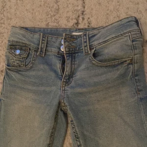 Blå jeans Gina Tricot - säljer för de inte kommer till användning längre, jättefina använda ett par gånger 