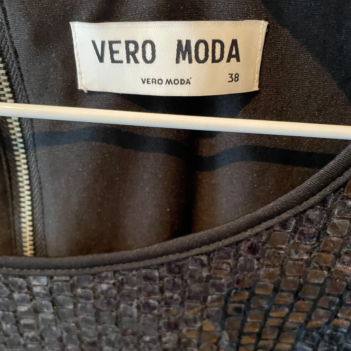 Svart glittrig klänning från Vero Moda - 91