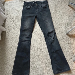 Lois Jeans  - Utsvängda gråa jeans från Lois i modellen ”Melrose”. Har tyvärr inga bilder med jeansen på då de är lite för små men sök på ”Melrose” för att se hur de sitter på. Storlek 28/34, motsvarar ungefär 36/38. Nypris 1700!