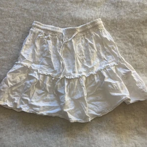 Vit kjol från subdued - Söt vit kjol 🥰